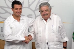 Tổng thống Uruguay Jose Mujica và người đồng cấp Mexico Pena Nieto. (Nguồn: AP)
