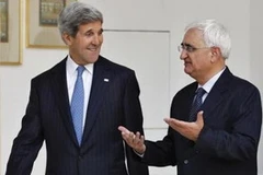 Ông Salman Khurshid (phải) và ông John Kerry. (Nguồn: images.jagran.com)