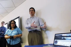 Chuyên gia của Intel đang nói về Thunderbolt. (Nguồn: Internet)