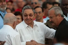 Chủ tịch Raul Castro (giữa ) tham dự lễ kỷ niệm Ngày tấn công trại lính Moncada hồi năm 2011. (Nguồn: AFP/TTXVN)