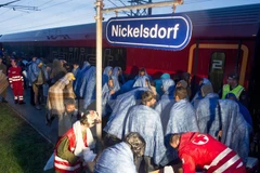 Người di cư chờ lên tàu tại Nickeldorf, biên giới giữa Áo với Hungary để tới Salzburg thuộc biên giới Đức-Áo. (Nguồn: AFP/TTXVN)