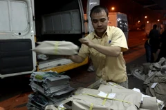 Phát hành báo. (Ảnh: Minh Tú/TTXVN)