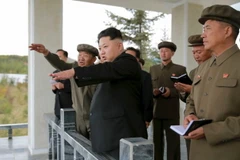 Nhà lãnh đạo Triều Tiên Kim Jong Un đi thị sát. (Nguồn: Reuters)