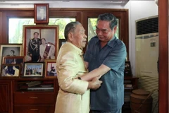 Thường trực Ban Bí thư Lê Hồng Anh thăm các nguyên lãnh đạo Lào. (Ảnh: Phạm Kiên/Vietnam+)