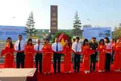 Lãnh đạo Thành phố thực hiện nghi thức cắt băng khánh thành. (Ảnh: Mạnh Linh/TTXVN)