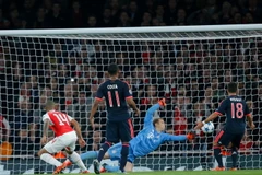 Manuel Neuer cứu thua sau pha đánh đầu của Walcott. (Nguồn: Guardian)