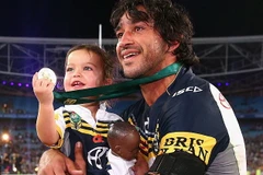 Bé gái 2 tuổi ôm búp bê da đen ăn mừng cùng cha. (Nguồn: ​Getty Images)