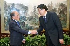 Chủ tịch Quốc hội Nguyễn Sinh Hùng tiếp Bí thư kiêm Chủ tịch Nhân đại tỉnh Hồ Nam Từ Thủ Thịnh. (Ảnh: Nhan Sáng/TTXVN)