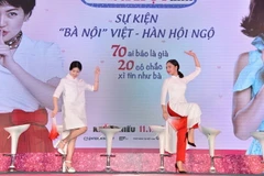 Miu Lê dạy Shim Eun Kyung tập Thái Cực Quyền.