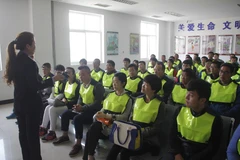 Các thi sinh phải mặc một chiếc áo đặc biệt khi làm bài kiểm tra. (Nguồn: CCTVNews)