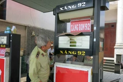 Lực lượng chức năng tiến hành kiểm tra đột xuất một cây xăng. (Ảnh: Hải Âu/TTXVN)