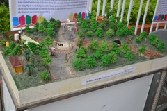 Mô hình hệ thống báo lũ tự động của em Nguyễn Ngọc Đông. (Ảnh: Thu Hoài-TTXVN)