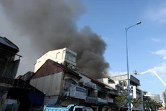 Khói bốc lên từ đám cháy. (Ảnh: Mạnh Linh/TTXVN)