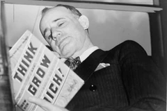 Napoleon Hill và cuốn sách Think and Grow Rich. (Nguồn: AP)