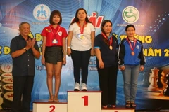 Trao giải cho các vận động viên nữ cờ vua trong nội dung ​cờ chớp. (Ảnh: Duy Khương/TTXVN)