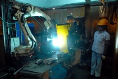 Sản xuất các linh kiện kim loại, cơ khí... tại Công ty Cơ khí Chính xác Việt Nam 1. (Ảnh: Danh Lam/TTXVN)