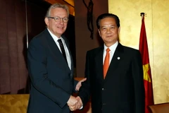 Thủ tướng Chính phủ Nguyễn Tấn Dũng tiếp Bí thư toàn quốc Đảng Cộng sản Pháp Pierre Laurent. (Ảnh: Đức Tám/TTXVN)