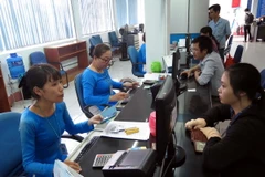 Hành khách mua vé tại Ga Sài Gòn. (Ảnh: Hoàng Hải/TTXVN)