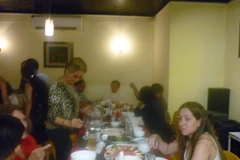 Khách hàng dùng bữa tại nhà hàng Sabor Viet. (Ảnh do Đại sứ quán Việt Nam tại Panama cung cấp)