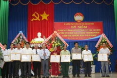 Chủ tịch Ủy ban Mặt trận Tổ quốc Việt Nam tỉnh Bình Phước tặng bằng khen cho các tập thể. (Ảnh: K GỬIH​/TTXVN)