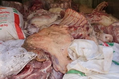 Thịt lợn bẩn. (Ảnh: Dương Chí Tưởng/TTXVN)