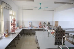Nhà trường đầu tư 37 phòng trong đó 10 phòng làm việc, Khoa Y có 17 phòng và khoa Dược có 10 phòng. (Ảnh: Minh Sơn/Vietnam+)