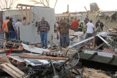 Mưa bão khiến nhiều nhà cửa bị sập. (Nguồn: AP)