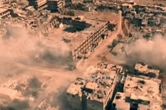 Chiến trường Syria hoang tàn trong khói bụi. (Nguồn: sputnik)