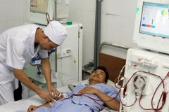 Chăm sóc, điều trị bệnh nhân. (Ảnh: Dương Ngọc​/TTXVN)