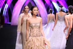 Bộ sưu tập cao cấp Thu Đông 2015-2016 của nhà thiết kế gạo cội Italy Renato Balestra. (Ảnh: BTC) 