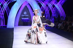 'Bà hoàng' đã mê hoặc khán giả bằng cách mang họa tiết của những bức bích họa lâu đời thổi hồn vào chiếc áo kimono truyền thống. (Ảnh: Vinh Phan)