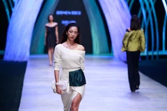 Giao Linh cũng sử dụng chất liệu rất phong phú, thậm chí là tương phản giữa loại vải rủ nhẹ nhàng của gấm cho đến thô dày, bền chắc và ấm áp như tweet. (Ảnh: BTC)