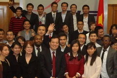 Đại sứ Dương Chí Dũng (hàng đầu, thứ tư từ trái sang) chụp ảnh lưu niệm cùng các đại biểu và ban chấp hành mới của UEVF. (Ảnh: Trung Dũng/Vietnam+)