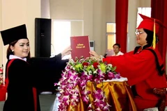 Trao bằng thạc sĩ cho học viên. (Ảnh: Hoàng Chương/Vietnam+)
