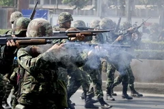 Quân đội Thái bắn súng tại một số đường phố ở Bangkok khi bao vây, gây áp lực buộc "áo đỏ" phải từ bỏ chiến dịch lật đổ Chính phủ. (Nguồn: AFP/TTXVN)