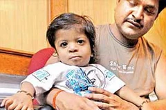 Bé Akshat ngồi cùng bố. (Nguồn: Internet)