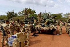 Các binh sỹ Pháp chuẩn bị rời căn cứ Mopti, Mali ngày 25/1. (Nguồn: AFP/TTXVN )