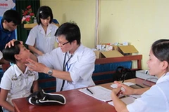 Khám bệnh cho trẻ em nghèo tại Bắc Giang năm 2010. (Nguồn: Canon Việt Nam)