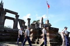 Cảnh sát Campuchia tuần tra tại đền Preah Vihear - khu vực tranh chấp giữa Thái Lan và Campuchia. (Ảnh: AFP/TTXVN) 