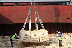 Lương thực viện trợ cho Triều Tiên được chuyển lên tàu tại cảng Gunsan, Hàn Quốc. Ảnh minh họa. (Nguồn: Reuters) 