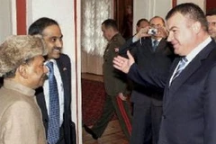 Bộ trưởng Quốc phòng Ấn Độ A.K. Antony và người đồng cấp Anatoly Serdyukov tai một cuộc họp về hợp tác kỹ thuật quân sự tại Mátxcơva. (Ảnh: PTI)