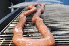 Xúc xích nướng. (Nguồn: AFP/TTXVN)