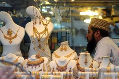 Tại một cửa hàng bán trang sức bằng vàng. Ảnh minh họa. (Nguồn: AFP/TTXVN)