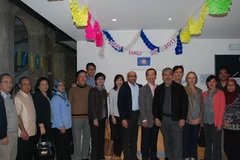 Các cán bộ chụp ảnh lưu niệm tại buổi giao lưu. (Nguồn: Đăng Khoa/Vietnam+)