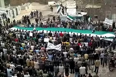 Những người biểu tình phản đối Chính phủ ở Khirbet al-Ghazaleh thuộc tỉnh Daraa, Syria. Ảnh minh họa. (Nguồn: AFP/TTXVN)