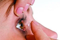 Sử dụng kím áp tròng. (Nguồn: Đẹp)