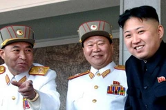 Ông Kim Jong Un cùng các cộng sự trong buổi diễu hành của quân đội nước này tại Quảng trường Kim Nhật Thành ngày 15/4/2012. (Nguồn: AP) 