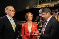 Thủ tướng Australia Julia Gillard đứng cạnh cựu Thủ hiến bang New South Wales Bob Carr (trái). (Nguồn: AAP) 