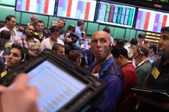 Các nhà đầu tư giao dịch về dầu thô và khí tự nhiên tại thị trường ở New York, Mỹ. (Nguồn: AFP/TTXVN0