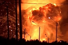 Khói lửa bốc lên từ vụ nổ. (Nguồn: AFP/TTXVN)